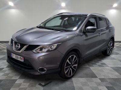 Le nouveau SUV Nissan QX Sport est garé dans un showroom.