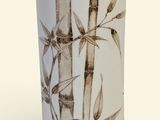 un grand vase orné d'un motif de bambou