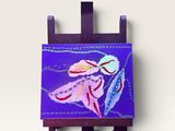 tableau représentant une peinture violette et bleue posée sur un chevalet en bois contre un mur blanc