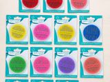 un ensemble de six boutons de couleurs différentes sur un fond blanc