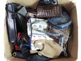 une boîte en carton remplie de nombreux modèles de sacs à main