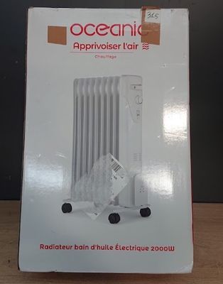 emballage d'un radiateur électrique blanc posé sur une table en bois