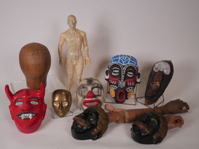 de nombreux types de masques différents sur un fond blanc