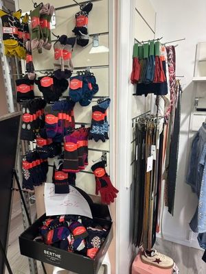 une présentation de vêtements et d'accessoires destinés à la vente dans un magasin