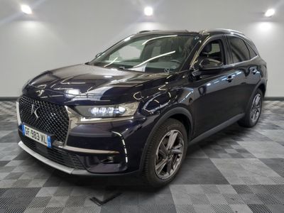 vue de face d'un SUV bleu garé sur un sol à damier