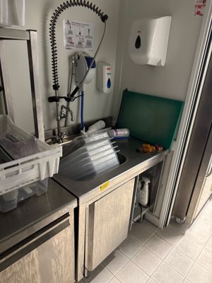 une cuisine avec un évier et un réfrigérateur