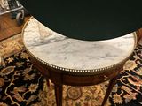 une table dont le plateau est en marbre