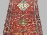 un tapis rouge orné d'un motif sur le dessous