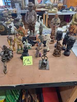 de nombreuses figurines exposées sur une table dans une boutique