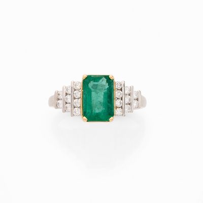 une bague en émeraude et diamant