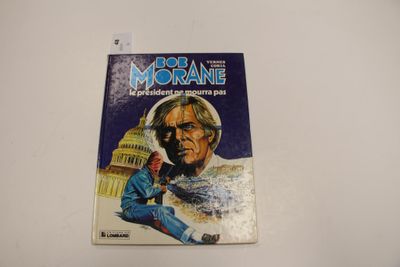 gros plan d'un livre sur une table à fond blanc