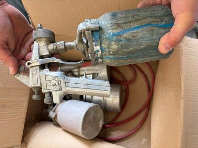 une personne qui utilise une machine pour découper un morceau de carton