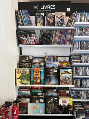 Lot de BD et livres, mangas : 1 travée gondole de BD, lot de revues je - Photo 1