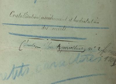 un gros plan d'un morceau de papier sur lequel on a écrit
