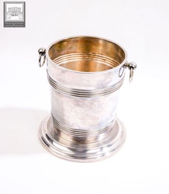seau à glace plaqué argent avec deux poignées, sur fond blanc