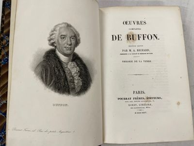 un livre ouvert sur lequel figure le dessin d'un homme vêtu d'un manteau de fourrure