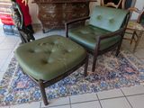 une chaise verte et un pouf dans un salon