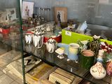 une vitrine en verre contenant divers objets