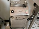 une machine posée sur le sol d'une pièce