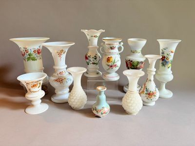de nombreux vases posés sur une table