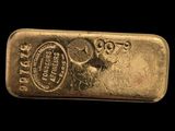 un lingot d'or sur fond noir et un fond noir