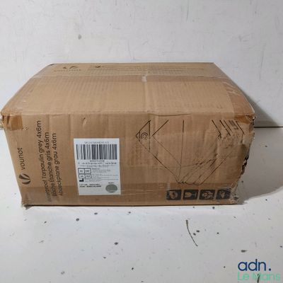 une boîte en carton portant un code-barres, posée sur une table