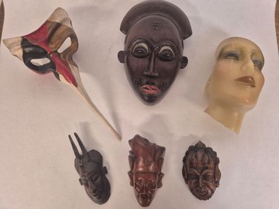 Lot de masques décoratifs dont un masque vénitien en papier …