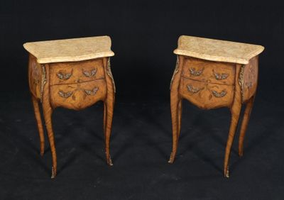 paire de tables de chevet à plateau en marbre de style Louis XV
