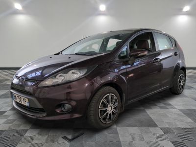 la voiture est garée sur le sol en damier du garage