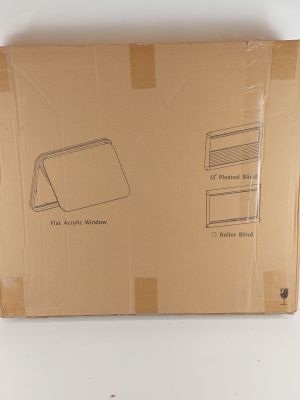 emballage d'un ordinateur portable posé sur une boîte en carton