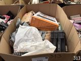 une boîte en carton remplie d'objets hétéroclites dans une pièce