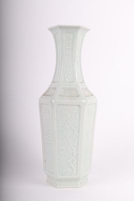 un vase blanc posé sur une surface blanche