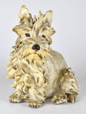 une statue représentant un chien assis sur une surface blanche