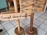 une enseigne en bois sur laquelle est inscrit « Concept Store Effiture »