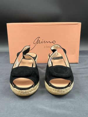 une paire de sandales noires avec un renfort sur le côté