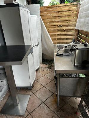 une photo d'un coin cuisine avec une cuisinière, un évier et un réfrigérateur