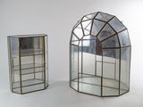 deux vitrines en verre, dotées de miroirs, posées sur un support blanc