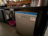 une photo d'une cuisine équipée d'un lave-vaisselle
