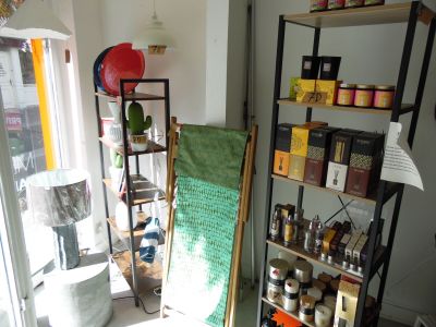 une pièce dans laquelle se trouvent une étagère et une chaise