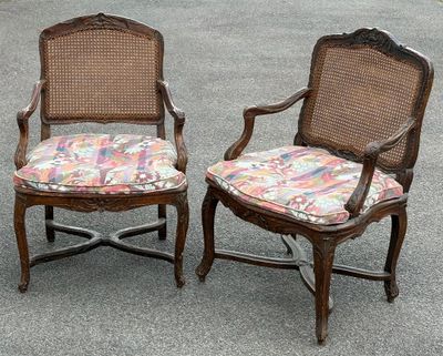 paire de chaises anciennes à dossier en rotin, avec des coussins rembourrés colorés