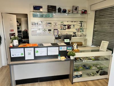 un magasin avec un comptoir et une vitrine en verre