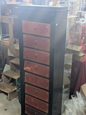 une grande commode noire et rouge dans un magasin