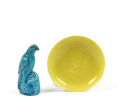 CHINE Lot comprenant : - COUPE creuse en porcelaine émaillée…