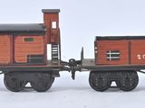 un petit train posé sur une surface blanche