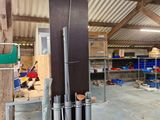 une pièce dans laquelle se trouvent tout un tas de tuyaux métalliques