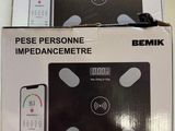 emballage d'une balance électronique noire et blanche posée sur une table