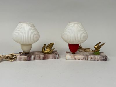 deux lampes posées sur un bloc de marbre