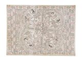 un tapis blanc et rose orné d'un motif floral