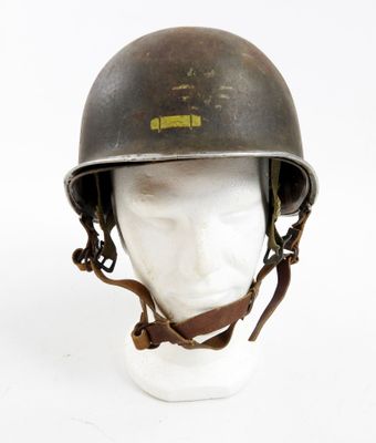 une image montrant un gros plan d'un casque posé sur la tête d'un mannequin