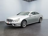 La Mercedes CLS est garée dans une pièce blanche au sol noir.